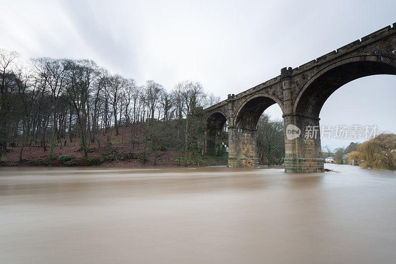 2015年12月，英国约克郡Nidd Knaresborough河被洪水淹没